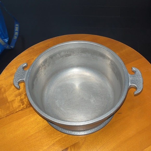 Guardian Service Premium Silver Cast Iron Pot - Picture 2 of 3